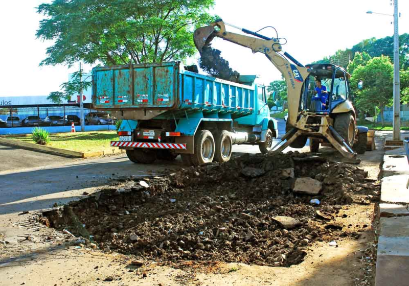 Secretaria de Obras trabalha a recuperação de ruas e avenidas